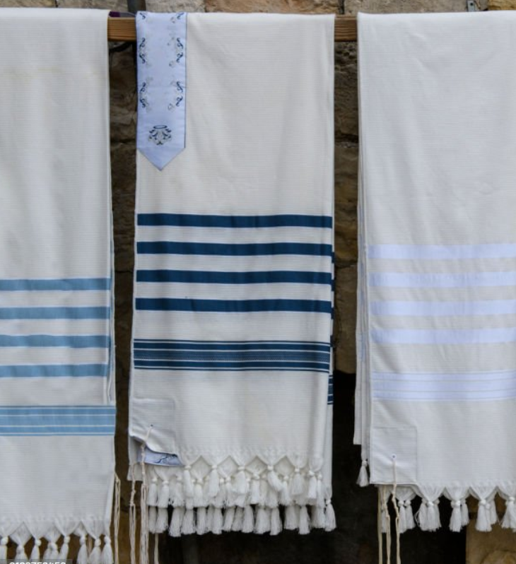 Ilustração de um talit com suas franjas tradicionais